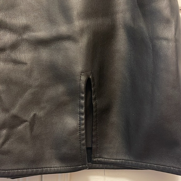 beginning boutique leather mini skirt with slit - Picture 2 of 4